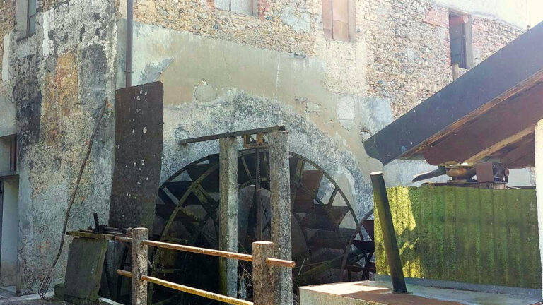 Das alte Mühlrad der Mühle Zoratto