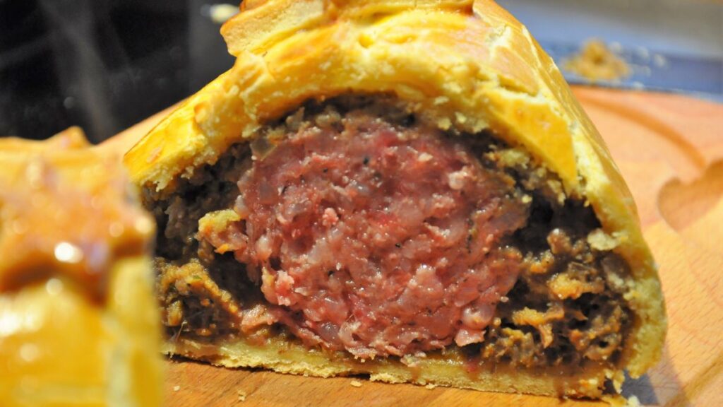 Musetto in Crosta: Das Bild zeigt den fertigen Braten, angeschnitten, sodass der innenliegende gegarte Musetto samt der Linsenumumhüllung sichtbar ist.