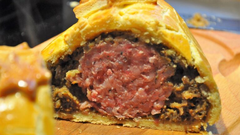 Musetto in Crosta: Das Bild zeigt den fertigen Braten, angeschnitten, sodass der innenliegende gegarte Musetto samt der Linsenumumhüllung sichtbar ist.