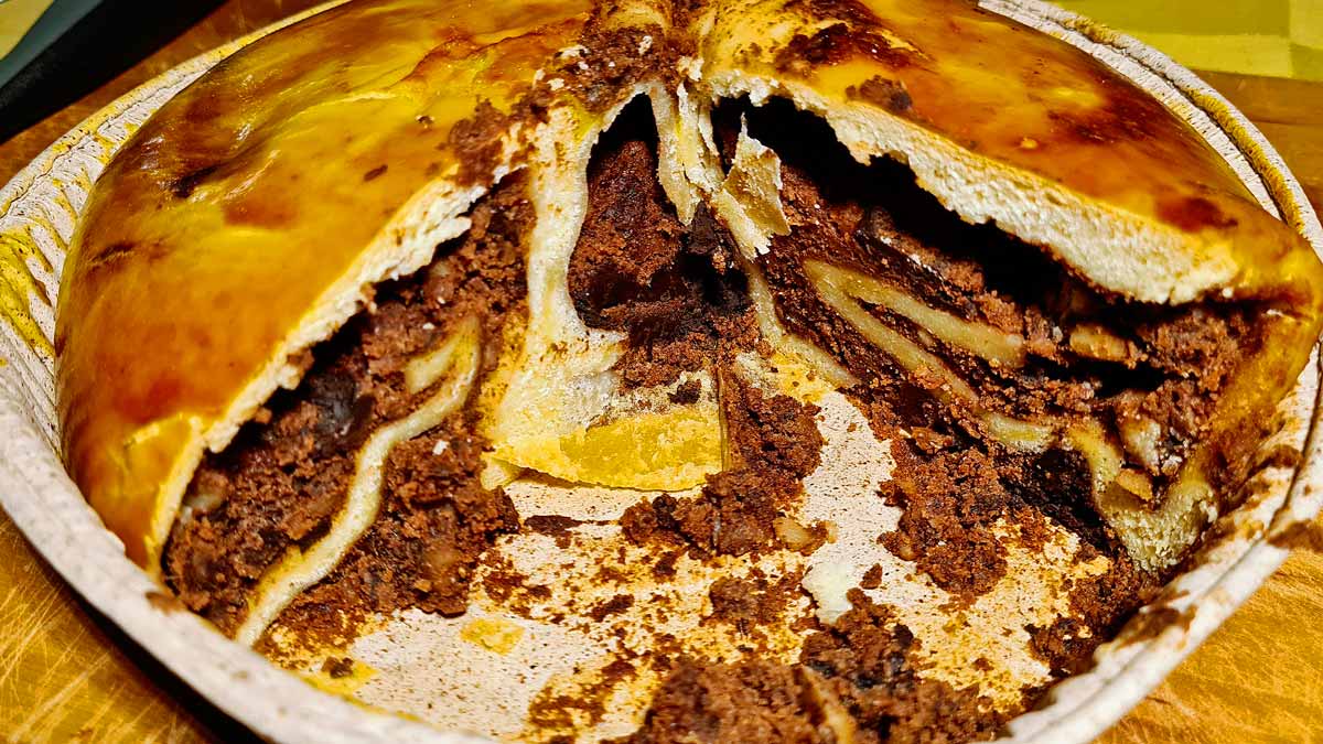 Angeschnittene Putizza, man sieht die reichhaltige Fülle dieses Gebäcks der süßen Ostern von Triest