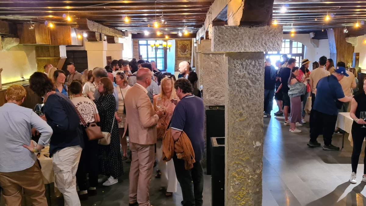 Menschen beim Amber Wein Festival