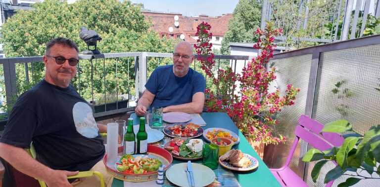 Der Autor Johannes C. Hoflehner und der Fotograf Kurt-Michael Westermann bei der Mittagspause auf der Terrasse. Auf dem Tisch stehen Salate vom Fotoshooting