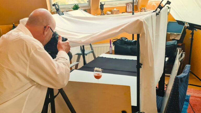 Fotograf stellt seine Kamera für ein Foto ein