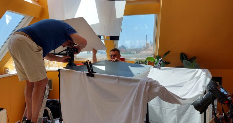 Der Fotograf macht das Foto aus der Vertikalen