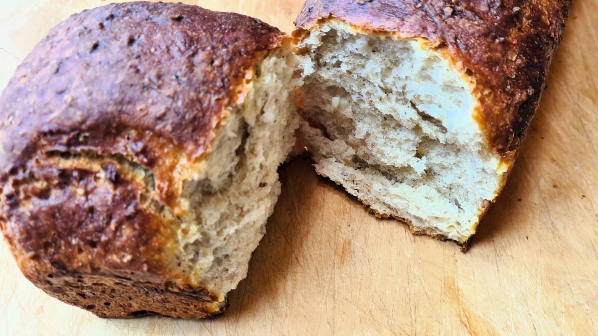 Das Kokos-Toastbrot zeigt hier seine dunkle Rinde und das luftige Innenleben der saftigen Krume.