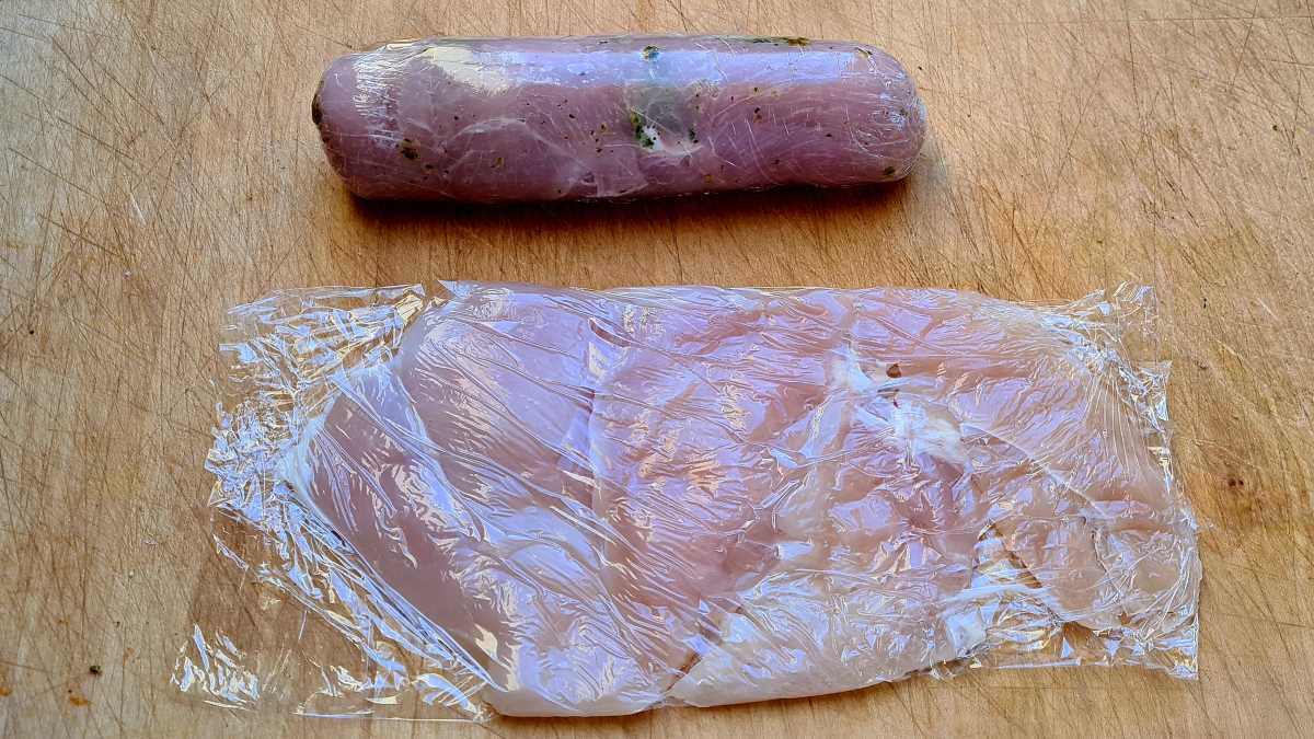 Auf dem Bild: Oben: die fertige Rolle, unten: das geschnittene und geklopfte Hühnerschnitzel vor dem Rollen
