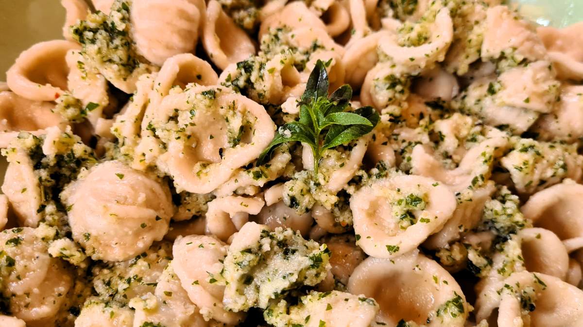 Das Bild zeigt Orecchiette mit Zitronenverbenen-Pesto und Cashewkernen in Großaufnahme
