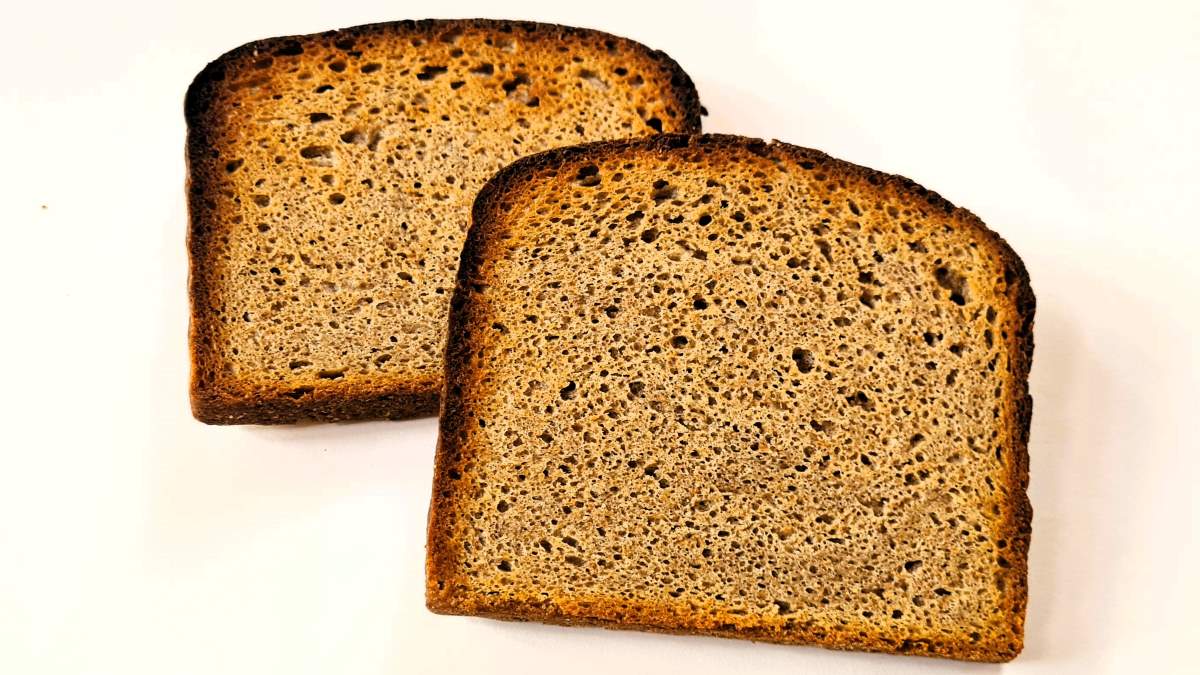 Das Bild zeigt zwei getoastete Scheiben des herbstlichen Vollkorntoasts..