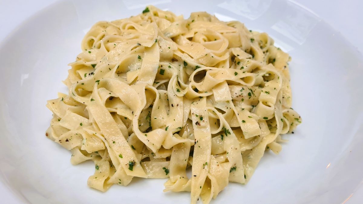 Das Bild zeigt einen Pasta-Teller mit Sauerteigfettuccine Alfredo
