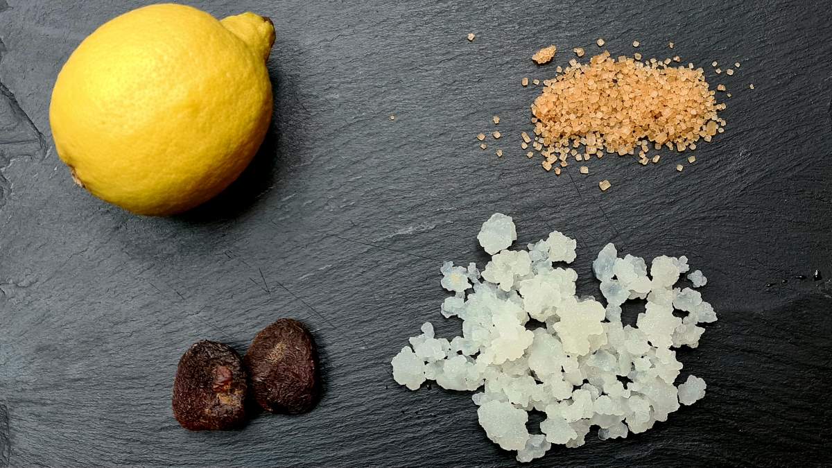 Auf dem Bild: Die Zutaten, um Wasserkefir selbst zu brauen - von unten rechts im Uhrzeigersinn: Kefirkristalle, getrocknete Biofeigen, Biozitrone und Biozucker, hier brauner Zucker