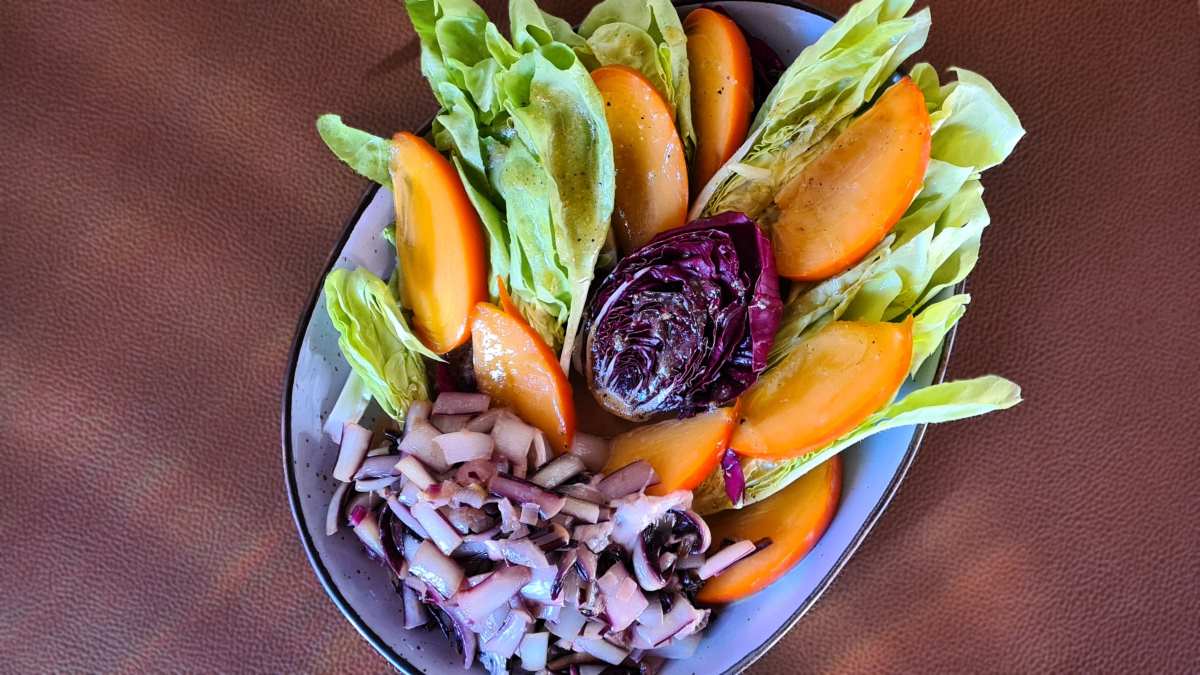 Ein prächtiger Wintersalat ist zu sehen: bunt und erfrischend.