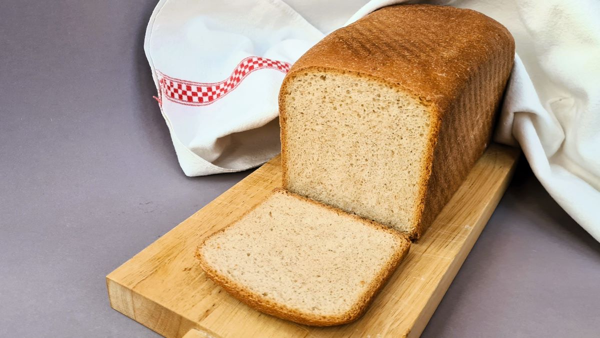 Aromatisches Toastbrot angeschnitten, die etwas dunklere, aber feine Krume ist gut zu erkennen.