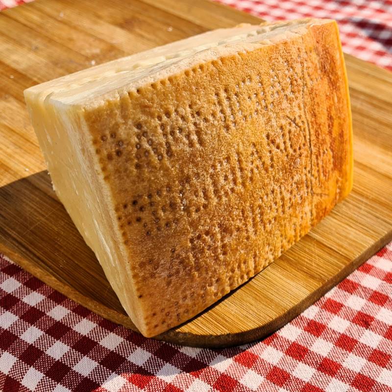 Die Parmesanschale, man sieht die Prägung und weiß, es handelt sich um das Original.