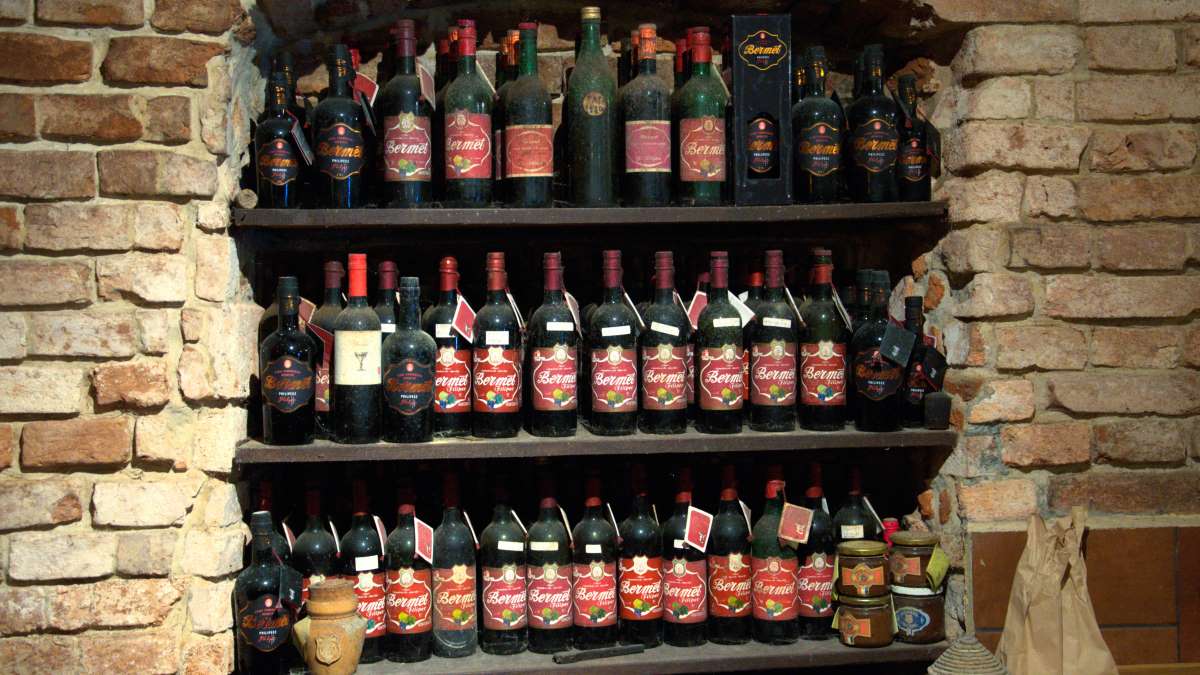 Die Sammlung alter Bermetjahrgänge im Keller der Familie Filipecz