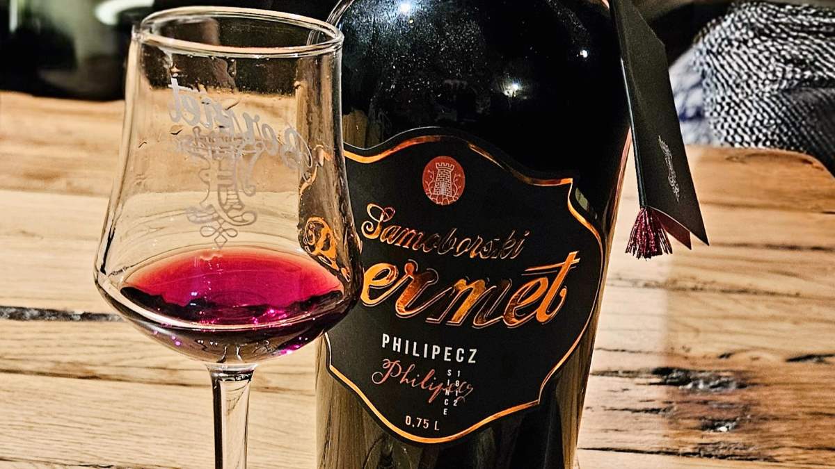 Glas und Flasche des roten Samoborski Bermet