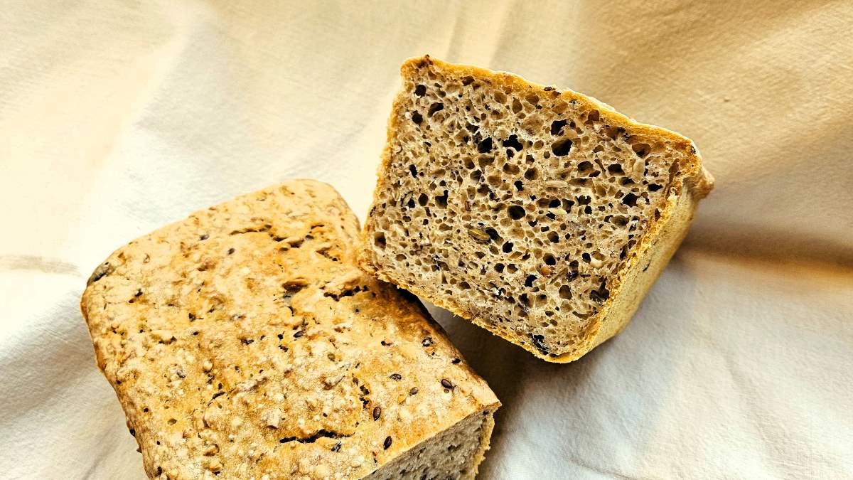 Angeschnittenes helles Saatenkastenbrot