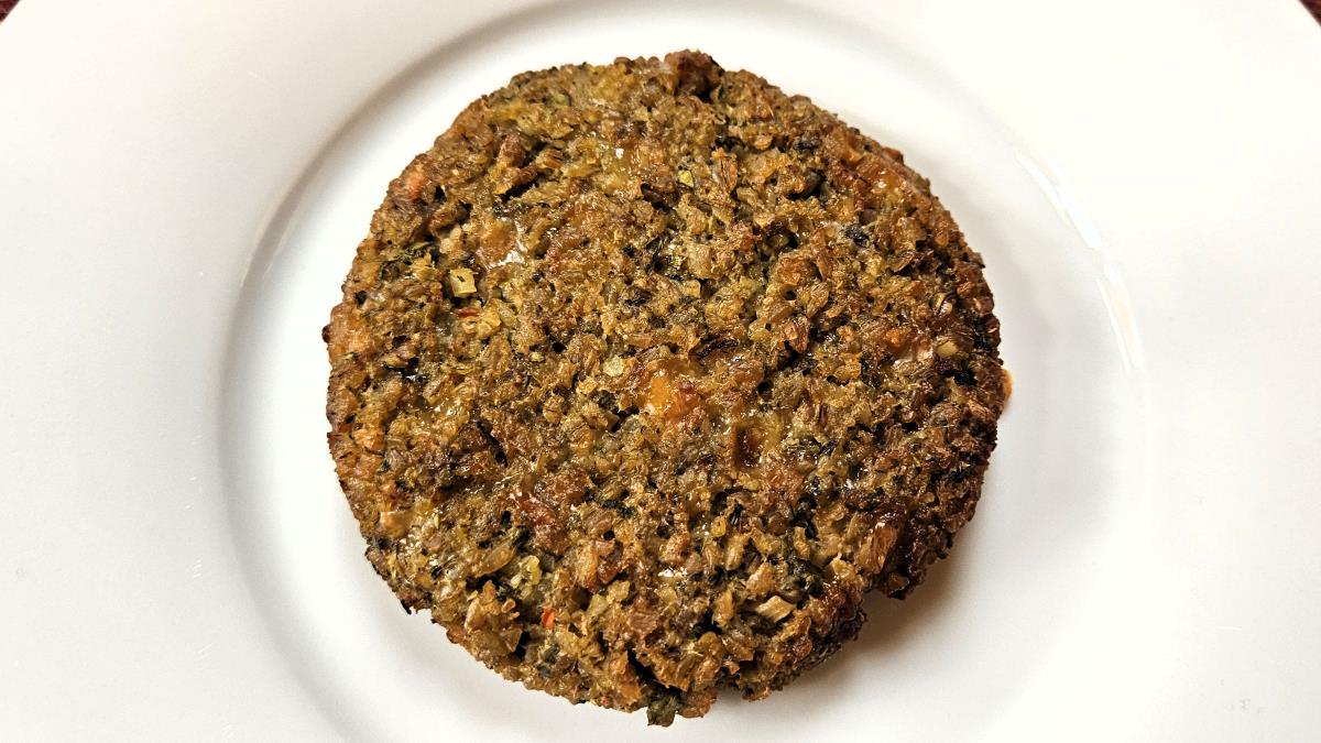 Grünkernlaibchen pur auf dem Teller