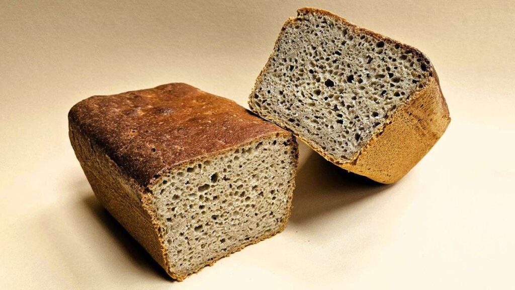 Das Bild zeigt den angeschnittenen Brotlaib