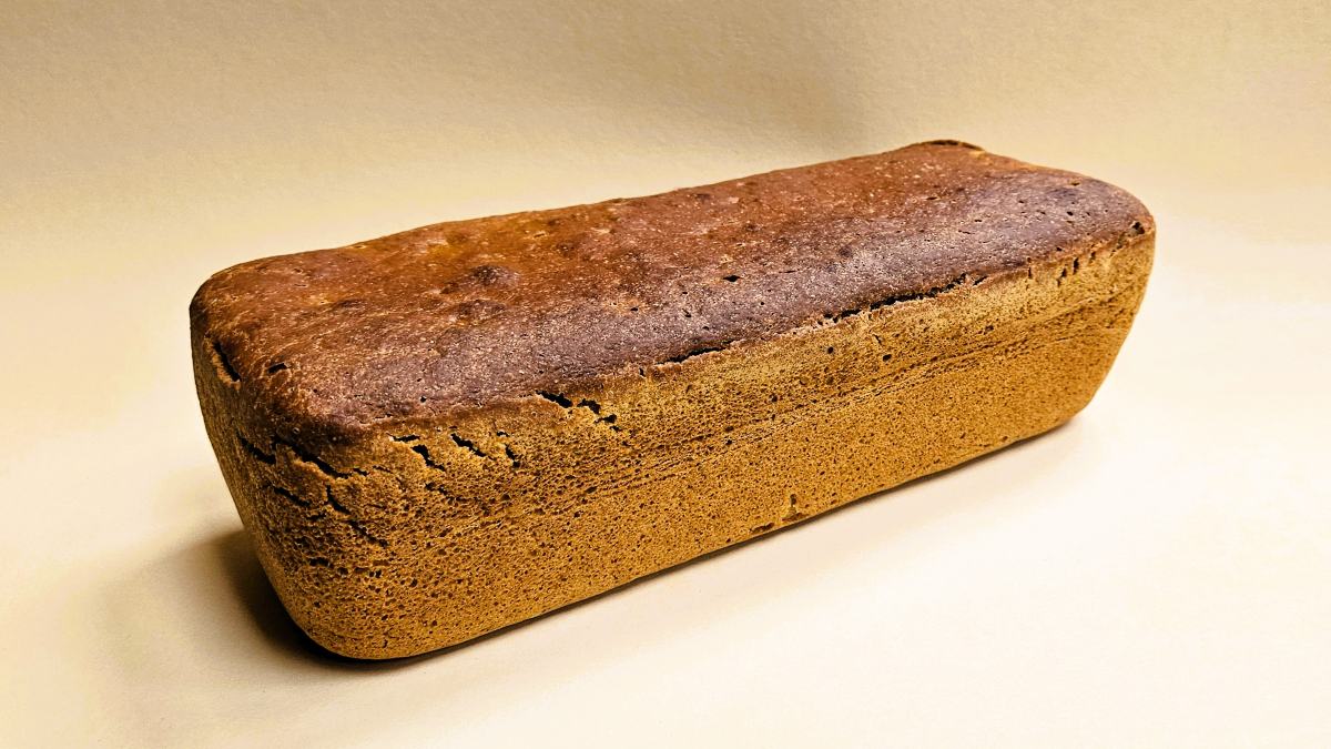 Kastenbrot Wilde Mischung: Das fertig gebackene Brot auf einem beigen Unter- und Hintergrund