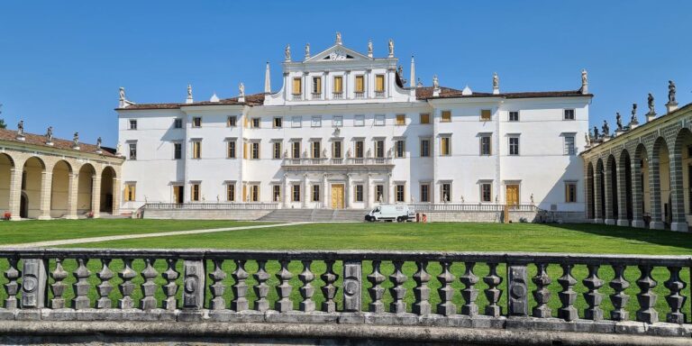 Ansicht der Prunkfassade und der Säulengänge der Villa Manin, ganz in der Nähe der Mühle Zoratto
