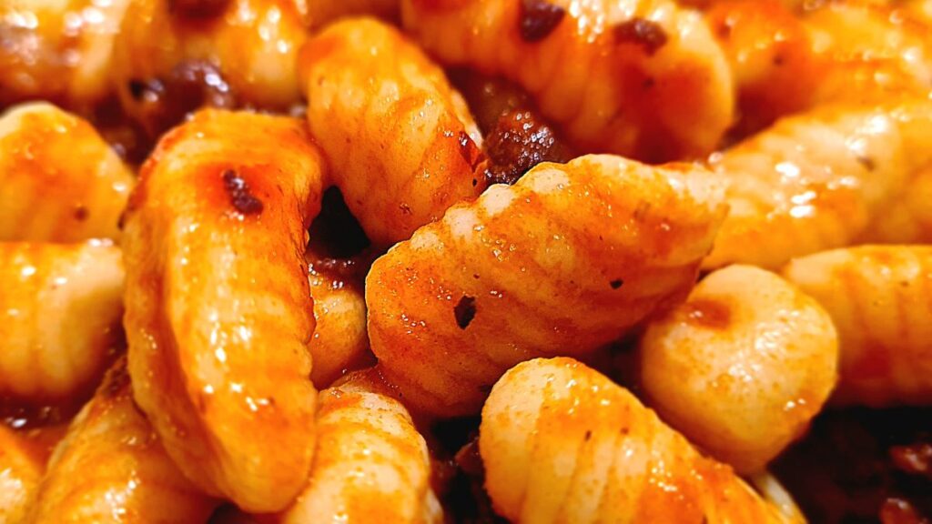 Das Bild zeigt in Großaufnahme Cavatelli vermischt mit dem Sugo aus dem Brät der italienischen Salsicce