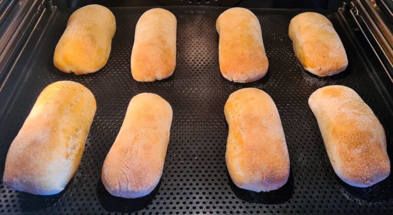 Die aufgegangenen Ciabattini beginnen im Backofen zu bräunen.