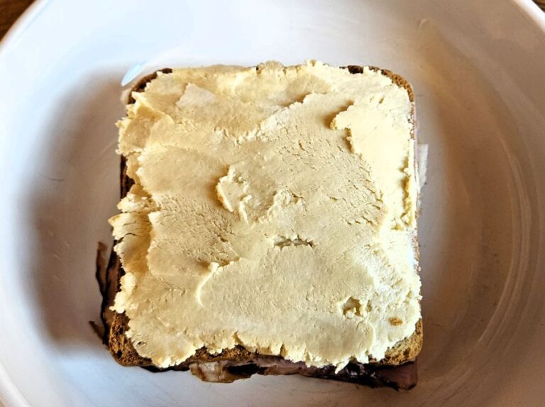 Croque Monsieur, vor dem Grillen: Das Bild zeigt die zusammengelegten Toastscheiben, oben bestrichen mit der Käsecreme. So kommt das Ganze in den Grill