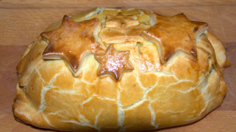 Musetto in Crosta gebacken, man sieht die braune knusprige Oberfläche des Blättereigs