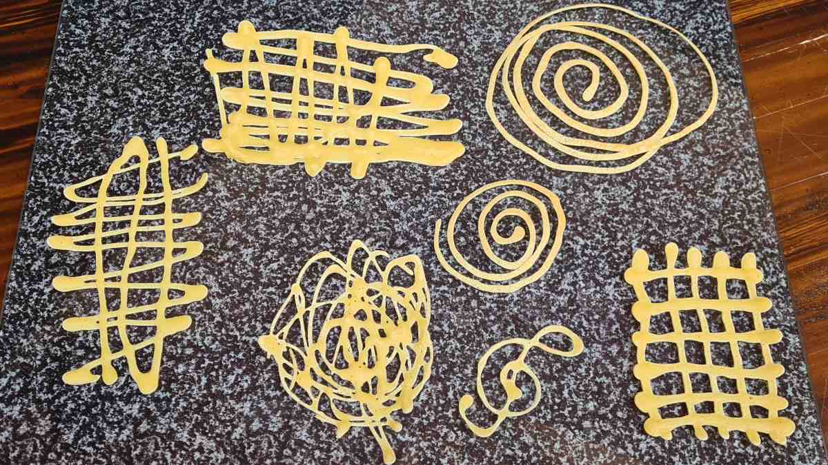 Einige Beispiele für Muster aus Socca-Teig: Kreise, Gitter, Chaos, ja sogar ein Notenschlüssel