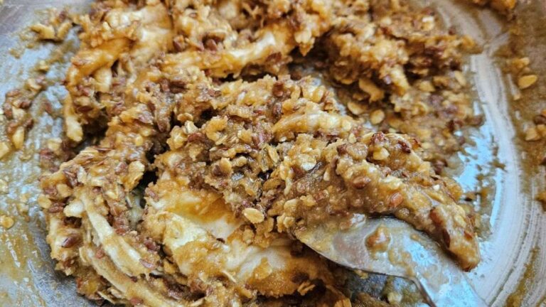 Das Bild zeigt eine Schüssel, darin die Teigmasse für Einkornkräcker mit Sauerteig. Es sind noch unvermischte Teile des Sauerteigs zu sehen, das Öl, das Vollkornmehl und die Saaten
