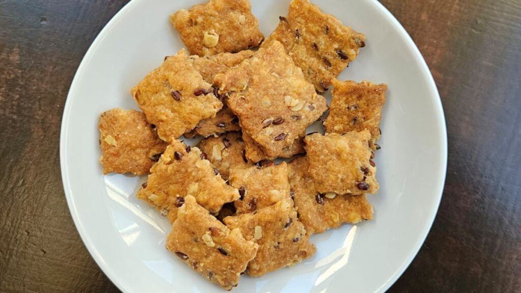 Ausgebackene Einkornkräcker mit Sauerteig in einem weißen Schüsselchen