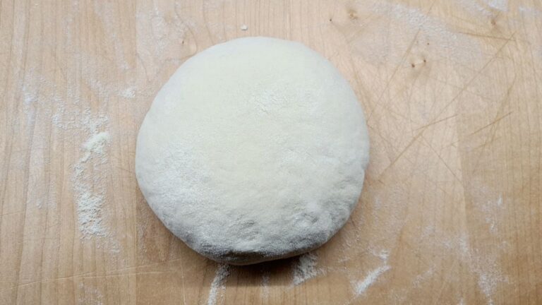 Die straff geformte Teigkugel des kleinen Kamutbrotes