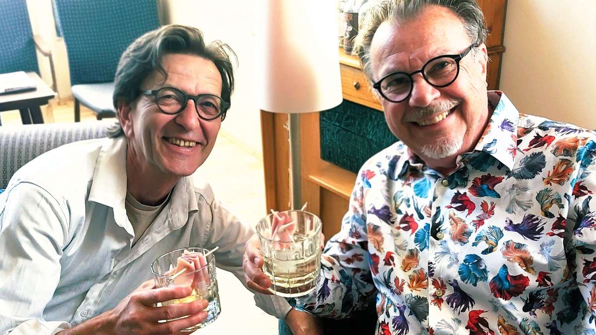 Genuss mit Freunden: Senf-Kren-Likör aus Triest mit Soda und Schinkendeko auf dem Glas