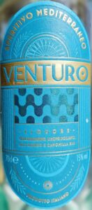Das blaue Etikett der Flasche "Venturo - Aperitivo Mediterraneo"